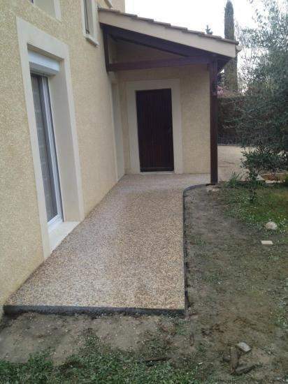 Cour en moquette de pierre Saint-Quentin-sur-Isère